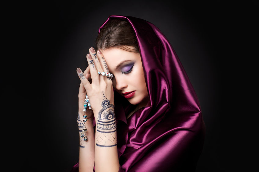 Hijab: Robe de soirée péplum, fleurie, brodée ou paillette